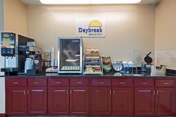 Days Inn by Wyndham Coliseum Montgomery AL image 7